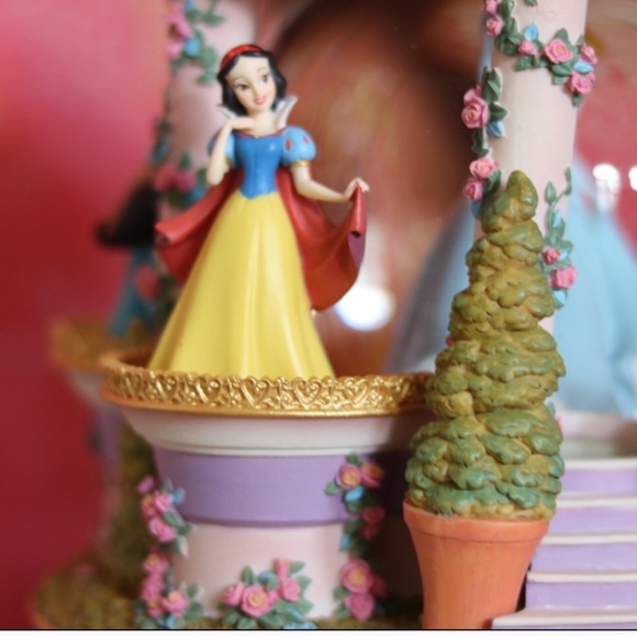 Disney Collector’s Princess Snow Globe Gazebo - Picture 3 of 7
